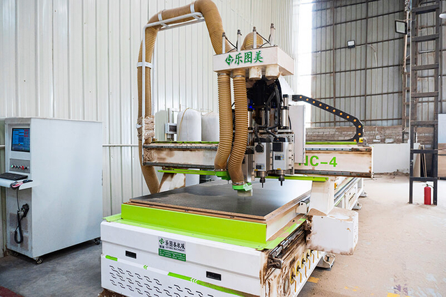Machine de découpe de panneaux